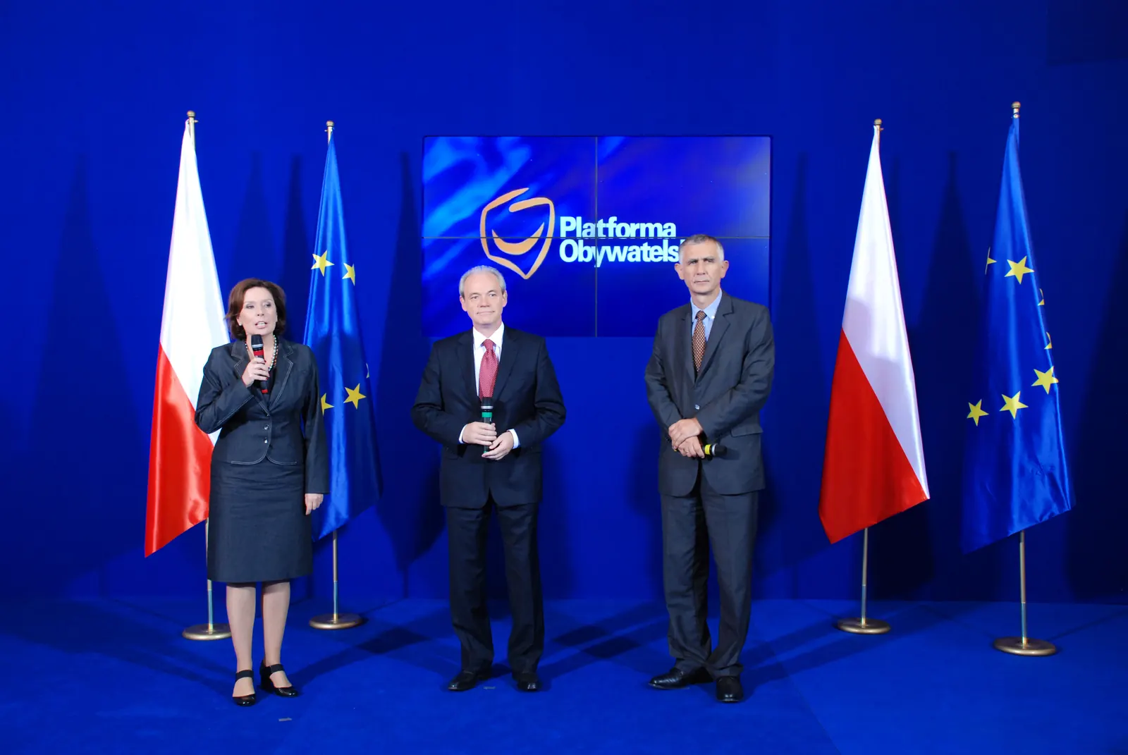 Wzór formularza PIT-2 leżący na biurku obok kalkulatora i długopisu