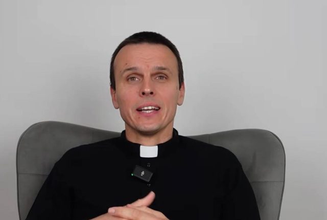 Znany ksiądz z osiedla podejmuje pracę fizyczną. Sprzątanie toalet, budowa, grabarz – tak chce zarobić na barkę ewangelizacyjną