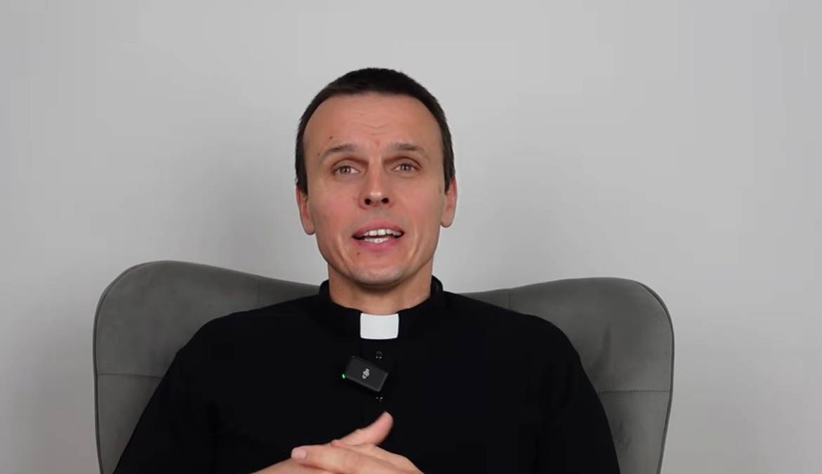 Ks. Rafał Główczyński, znany jako Ksiądz z osiedla, podczas pracy przy sprzątaniu przenośnych toalet – pierwszy dzień jego tygodniowej pracy fizycznej na cele ewangelizacyjne