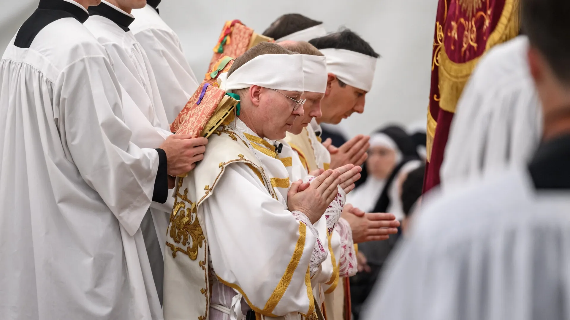 Zdjęcie przedstawiające fasadę Bazyliki św. Piotra w Watykanie, symbolizujące autorytet Kościoła Katolickiego, w kontekście kryzysu.