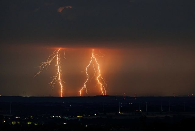 Armagedon pogodowy w Polsce: Silne burze, gradobicia i wichury paraliżują kraj