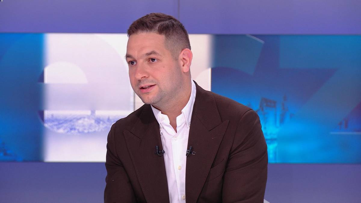 Patryk Jaki, europoseł Prawa i Sprawiedliwości, wypowiadający się w studiu telewizyjnym na temat polityki europejskiej.