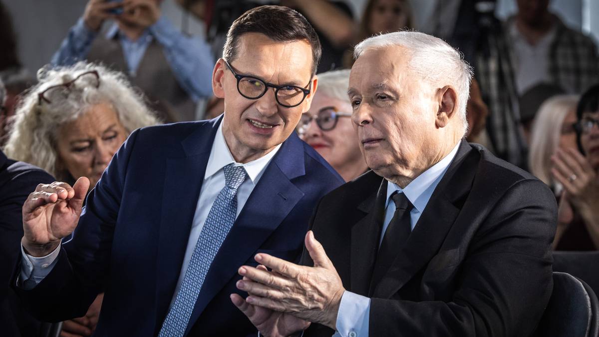 Jarosław Kaczyński i Mateusz Morawiecki podczas spotkania, omawiający przyszłość partii i wewnętrzne konflikty.