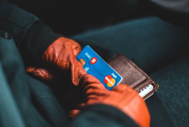 Cyberprzestępcy coraz częściej atakują klientów, nie banki. Liczba oszustw rośnie