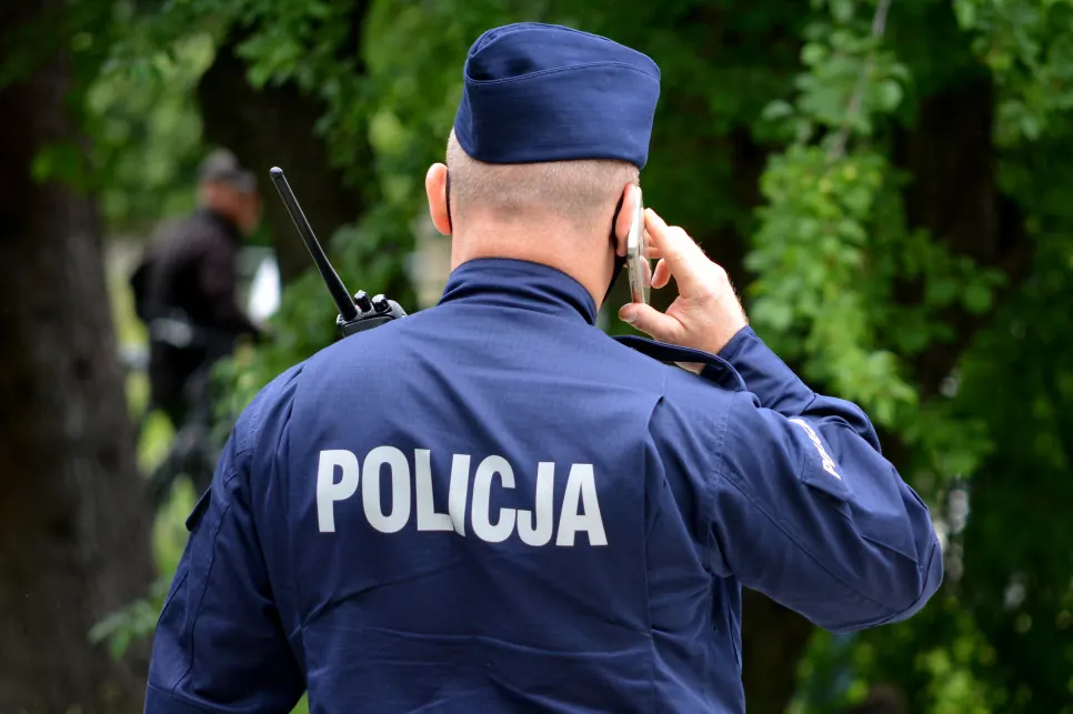 Zdjęcie przedstawiające policyjne drony w akcji poszukiwawczej w terenie leśnym