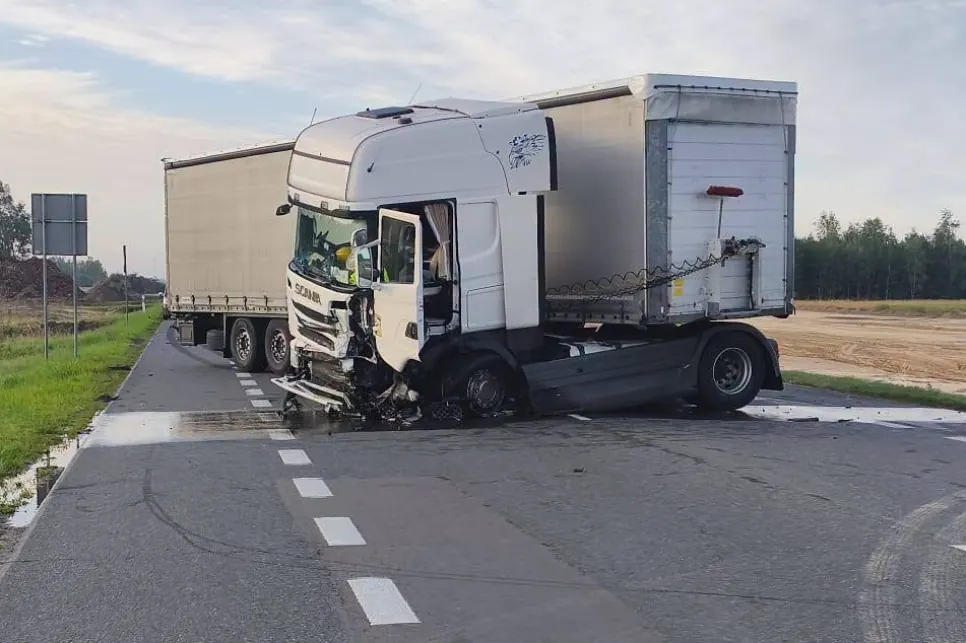 Miejsce śmiertelnego wypadku na drodze krajowej nr 19 w Łukowcu, gdzie zderzyły się samochód osobowy i ciężarowy. Na drodze stoją pojazdy służb ratunkowych.
