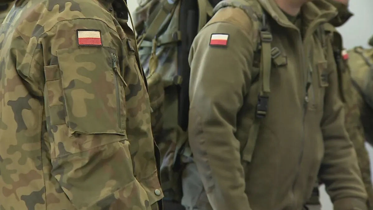 Żołnierz w mundurze odbierający przesyłkę z paczkomatu, symbolizując nowy system logistyczny w Wojsku Polskim.