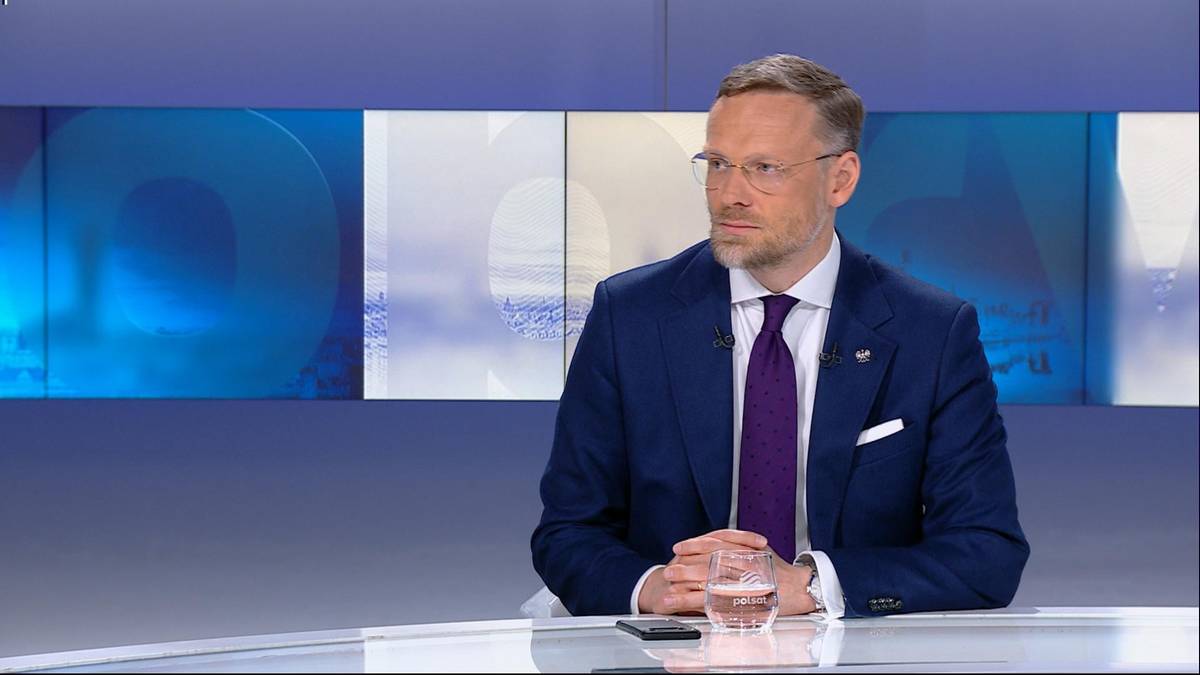 Zbigniew Bogucki, szef Kancelarii Prezydenta RP, w tle system Patriot z rakietami PAC-3MSE.