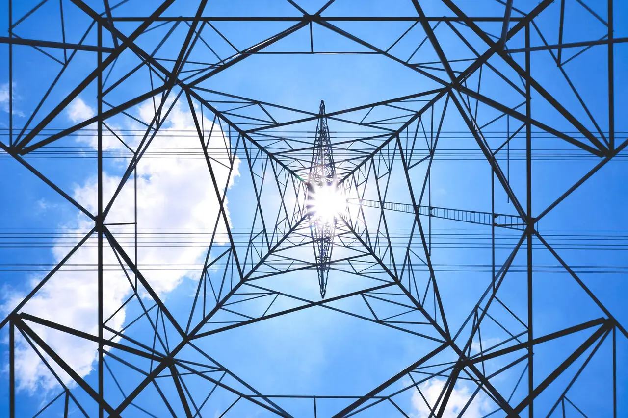 Schemat polskiej sieci elektroenergetycznej z zaznaczonymi obszarami produkcyjnymi i przesyłowymi