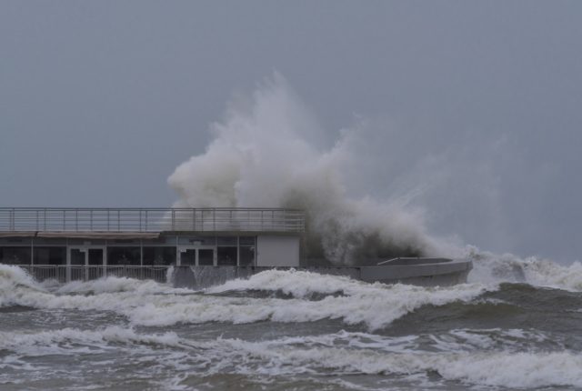 Czerwone alerty dla północnej Polski: Wichury i sztorm na Bałtyku