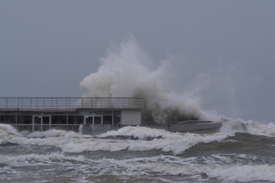 Czerwone alerty dla północnej Polski: Wichury i sztorm na Bałtyku