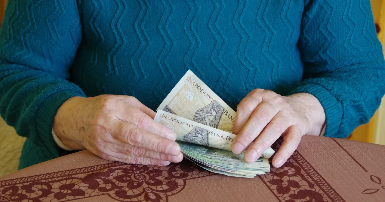 Seniorzy w Polsce sprawdzający dokumenty ZUS przed wypłatą 14. emerytury we wrześniu 2026