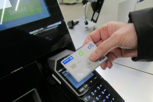 Jak chronić kartę płatniczą przed oszustami? Podstawowe zasady bezpieczeństwa