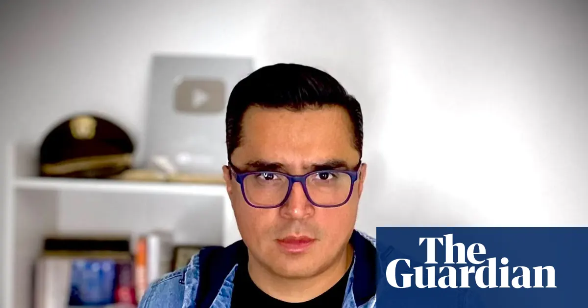 Beto Coral, kolumbijski aktywista, trzyma transparent ostrzegający Kolumbijczyków przed głosowaniem na Abelardo de la Espriellę