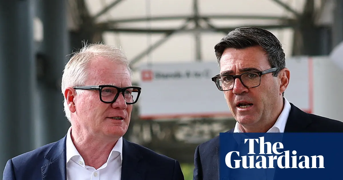 Premier Wielkiej Brytanii Andy Burnham przemawia podczas konferencji prasowej poświęconej reformie planowania przestrzennego