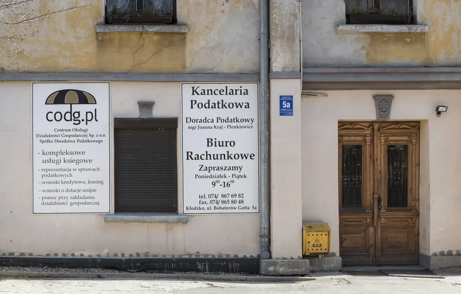 Kobieta księgowa pracująca w biurze rachunkowym przy komputerze z dokumentami podatkowymi