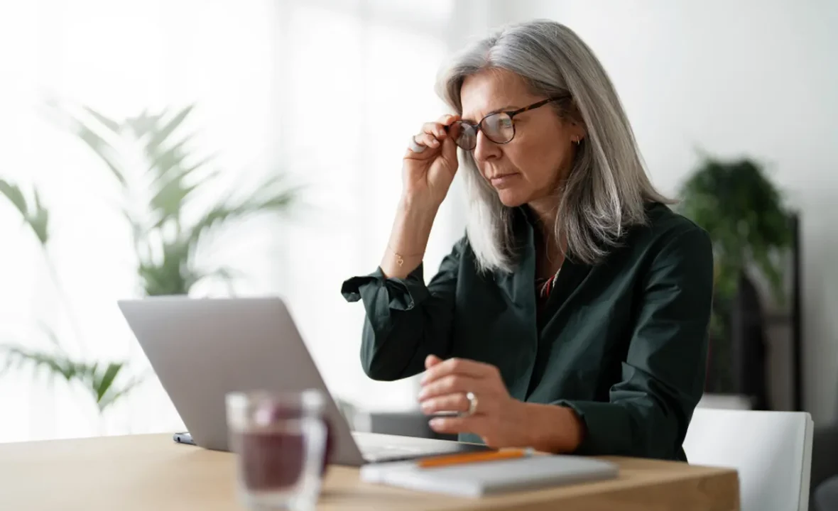 Kobiety gubią się w systemie, firmy tracą doświadczenie. Menopauza wychodzi z cienia
