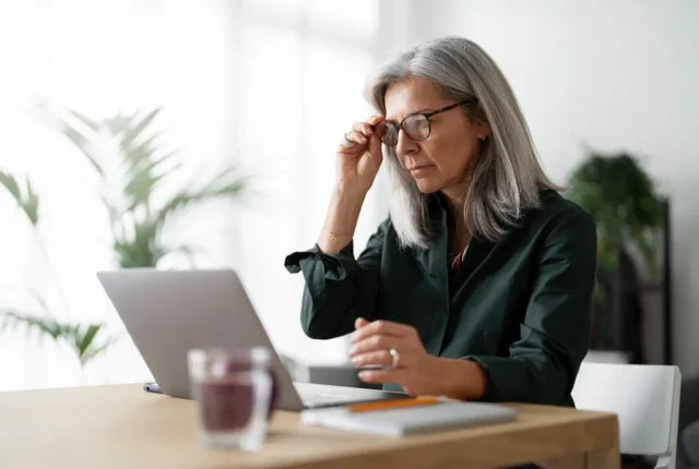 Kobiety gubią się w systemie, firmy tracą doświadczenie. Menopauza wychodzi z cienia