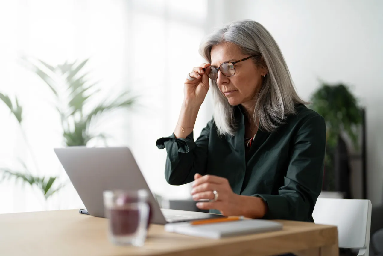 Kobiety gubią się w systemie, firmy tracą doświadczenie. Menopauza wychodzi z cienia
