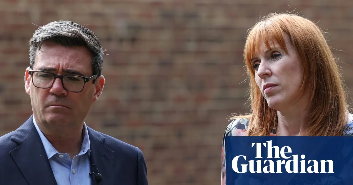 Andy Burnham z minister mieszkalnictwa Angelą Rayner na tle budowy nowych domów