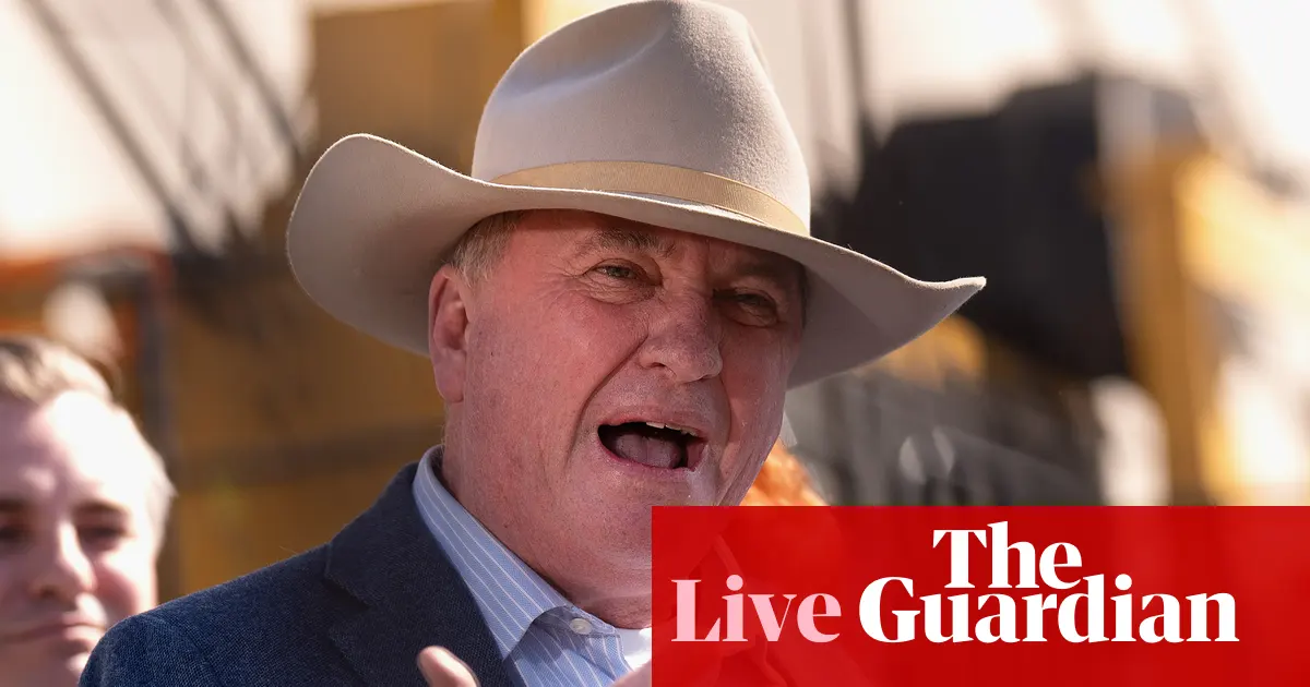 Powodzie w Nepalu, widok z lotu ptaka na zalane wioski i domy, akcja ratunkowa na łodziach.