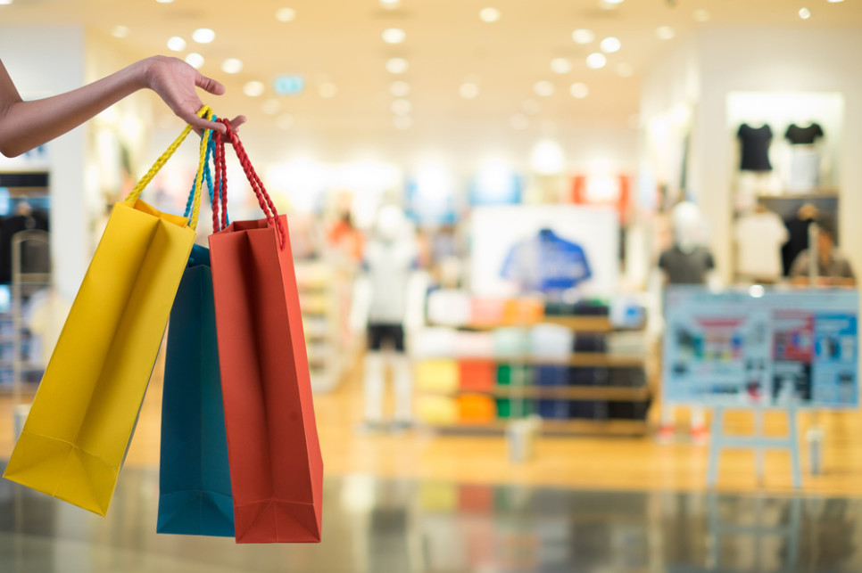 Klientki i klienci robiący zakupy w supermarkecie przed rozpoczęciem roku szkolnego, sierpień 2026