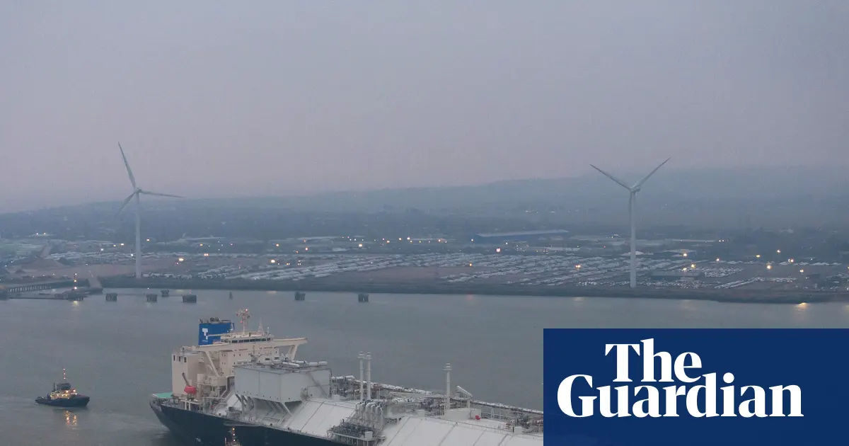 Widok na instalacje terminala LNG w porcie, symbol europejskiego rynku gazu i bezpieczeństwa energetycznego.