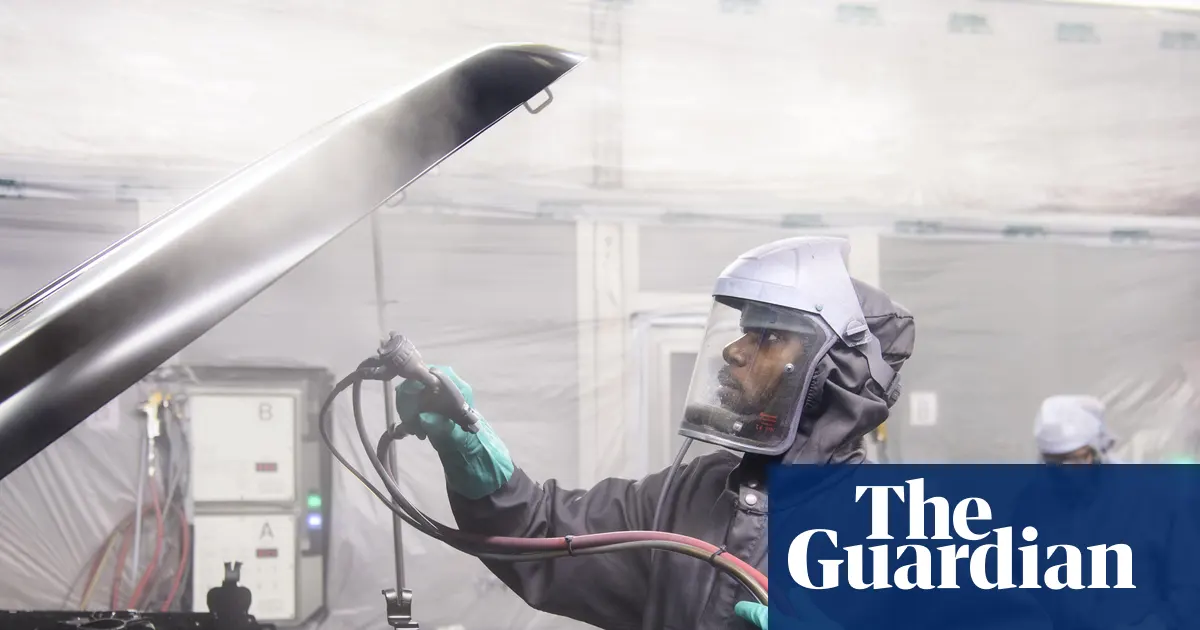 Wykres produktywności w Wielkiej Brytanii z linią wzrostu na tle londyńskiego City