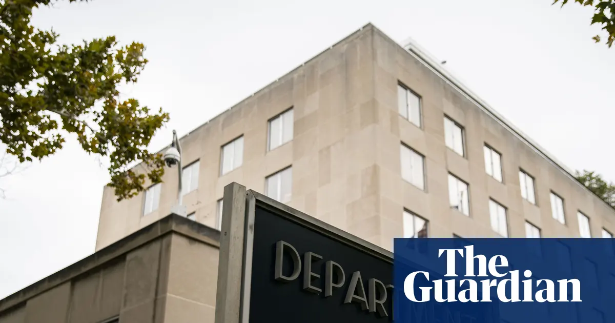Budynek Departamentu Stanu USA w Waszyngtonie. Tablica z napisem State Department przed wejściem.