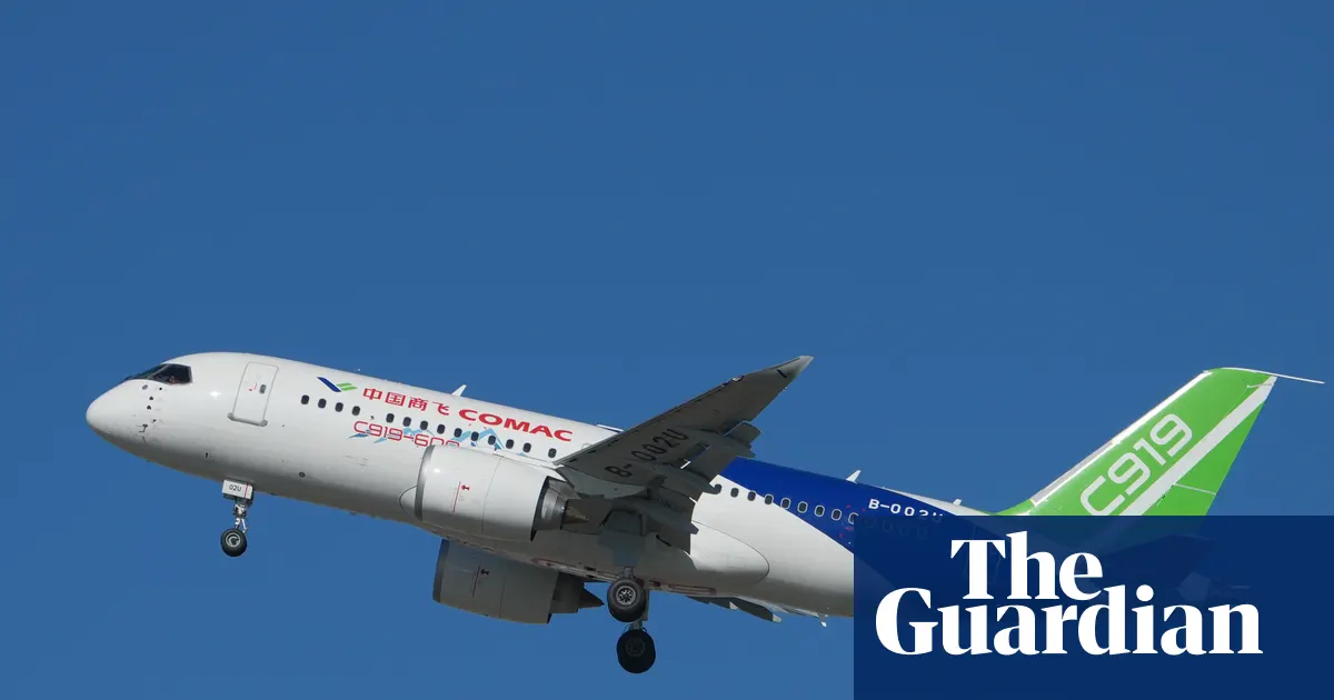 Chiński samolot pasażerski Comac C919 na lotnisku