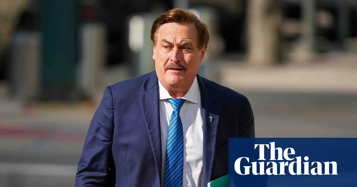 Mike Lindell wchodzi do sądu federalnego w Denver podczas procesu o zniesławienie w 2025 roku, fotografia agencyjna AP, na tle budynku sądu