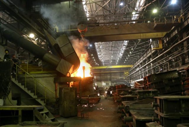 150 pracowników Metalodlewu czeka na ratunek. Produkcja wstrzymana, protest przed zakładem