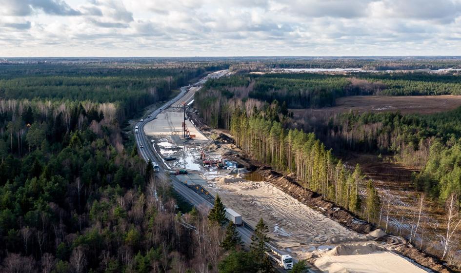 Budowa linii kolejowej Rail Baltica na Łotwie, widok na tory i sprzęt budowlany.