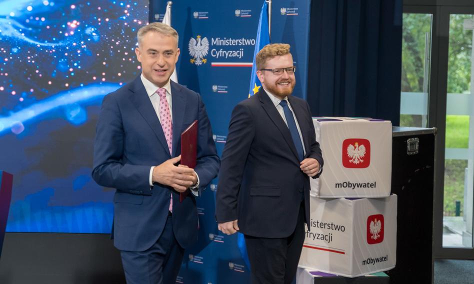 Wiceminister cyfryzacji Dariusz Standerski podczas spotkania z mediami, w tle slajd dotyczący sztucznej inteligencji w administracji