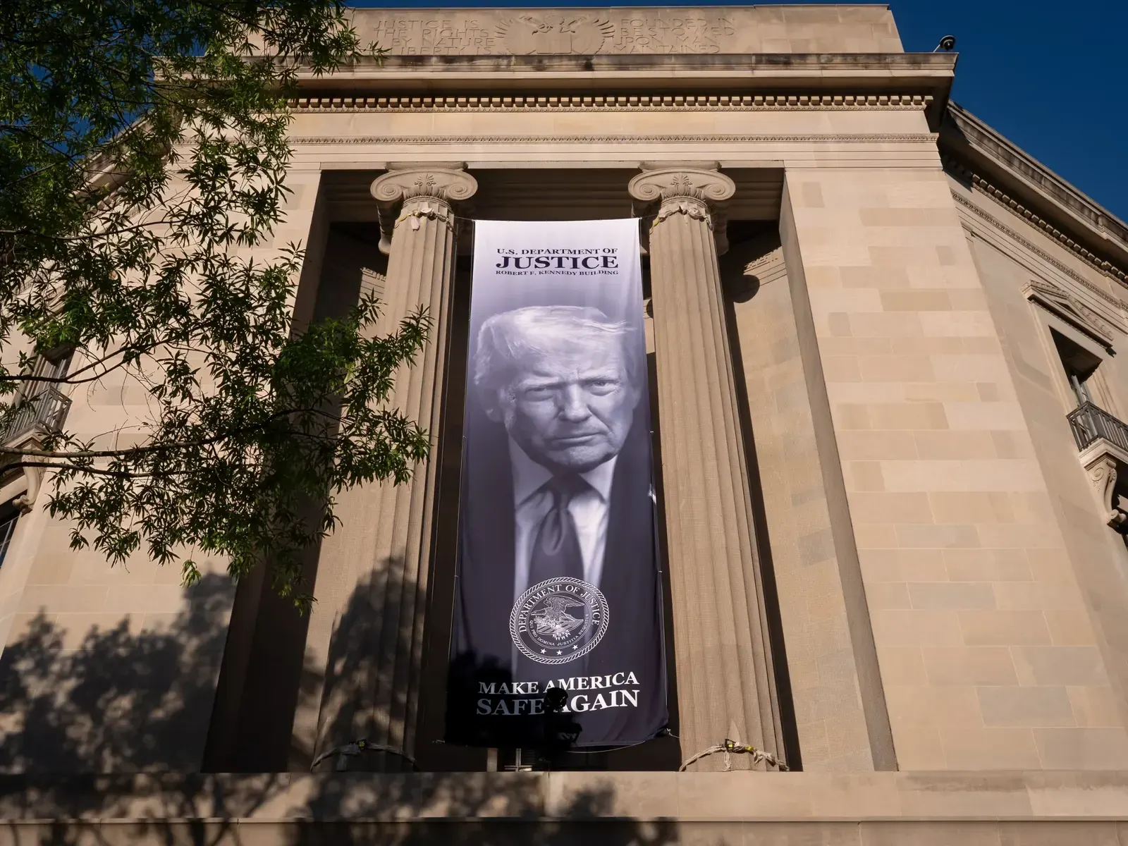 Budynek Departamentu Sprawiedliwości Stanów Zjednoczonych w Waszyngtonie z flagą USA