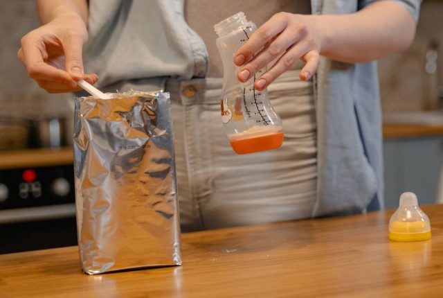 GIS wycofuje popularne mleko dla niemowląt. W productach wykryto toksynę