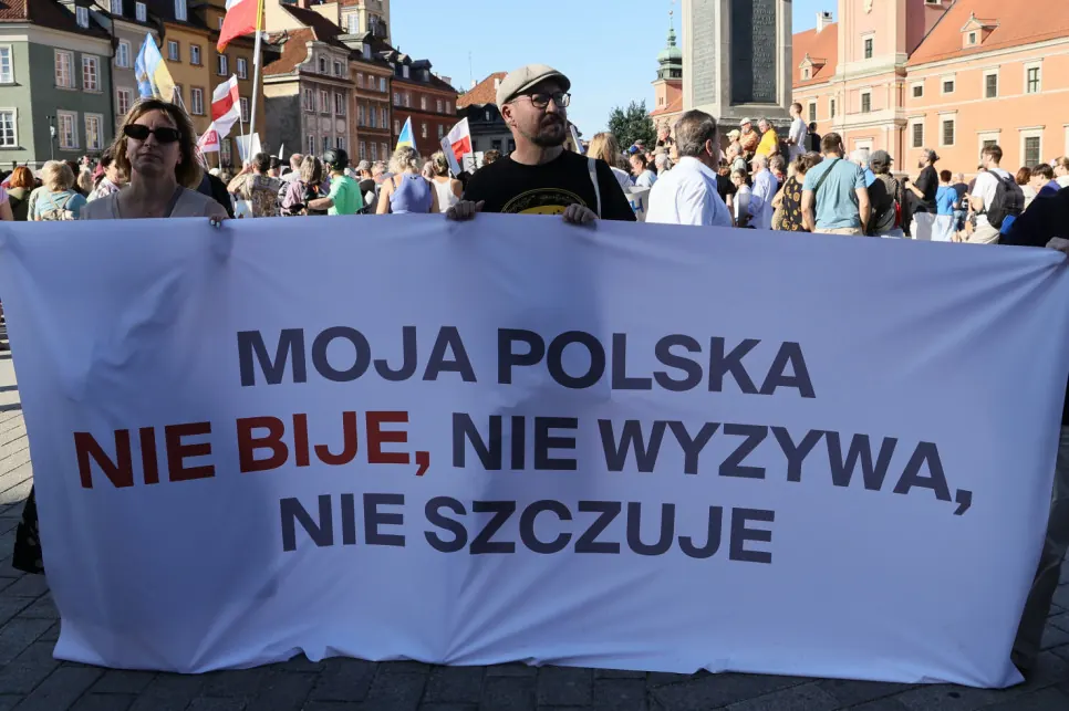 Manifestacja Komitetu Obrony Demokracji przeciw nienawiści i dyskryminacji w polskim mieście