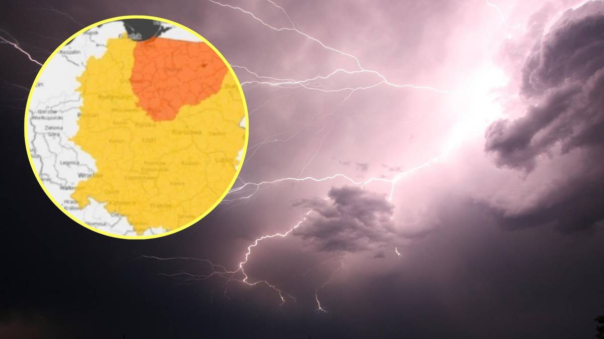 Ciemne chmury burzowe nad miastem w Polsce podczas alertu RCB