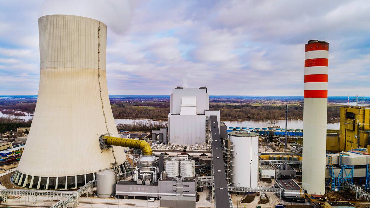 Elektrownia Kozienice nad Wisłą w okresie niskiego stanu wody i wysokich temperatur