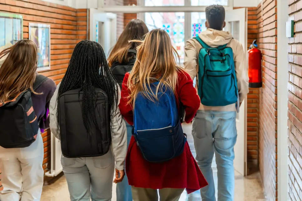 Lekcja edukacji zdrowotnej w szkole podstawowej, nauczyciel i uczniowie w klasie, rok szkolny 2026/2027