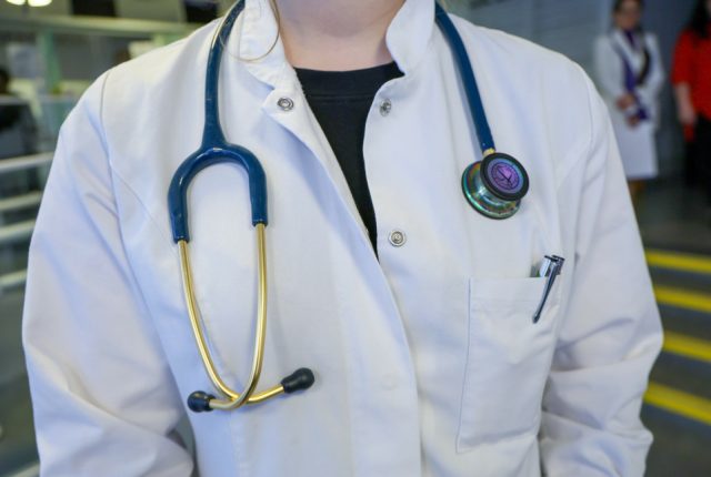 Warszawski szpital ujawnił stawki lekarzy. Niemal 8 tys. zł za godzinę pracy