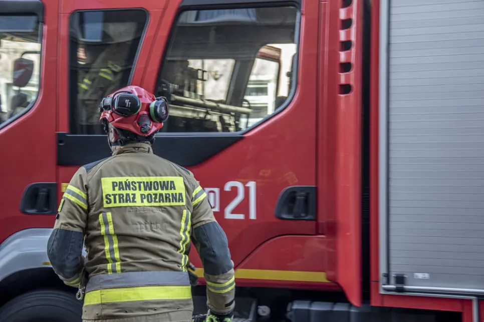 Pożar w bloku przy ul. Startowej na gdańskiej Zaspie, akcja gaśnicza straży pożarnej