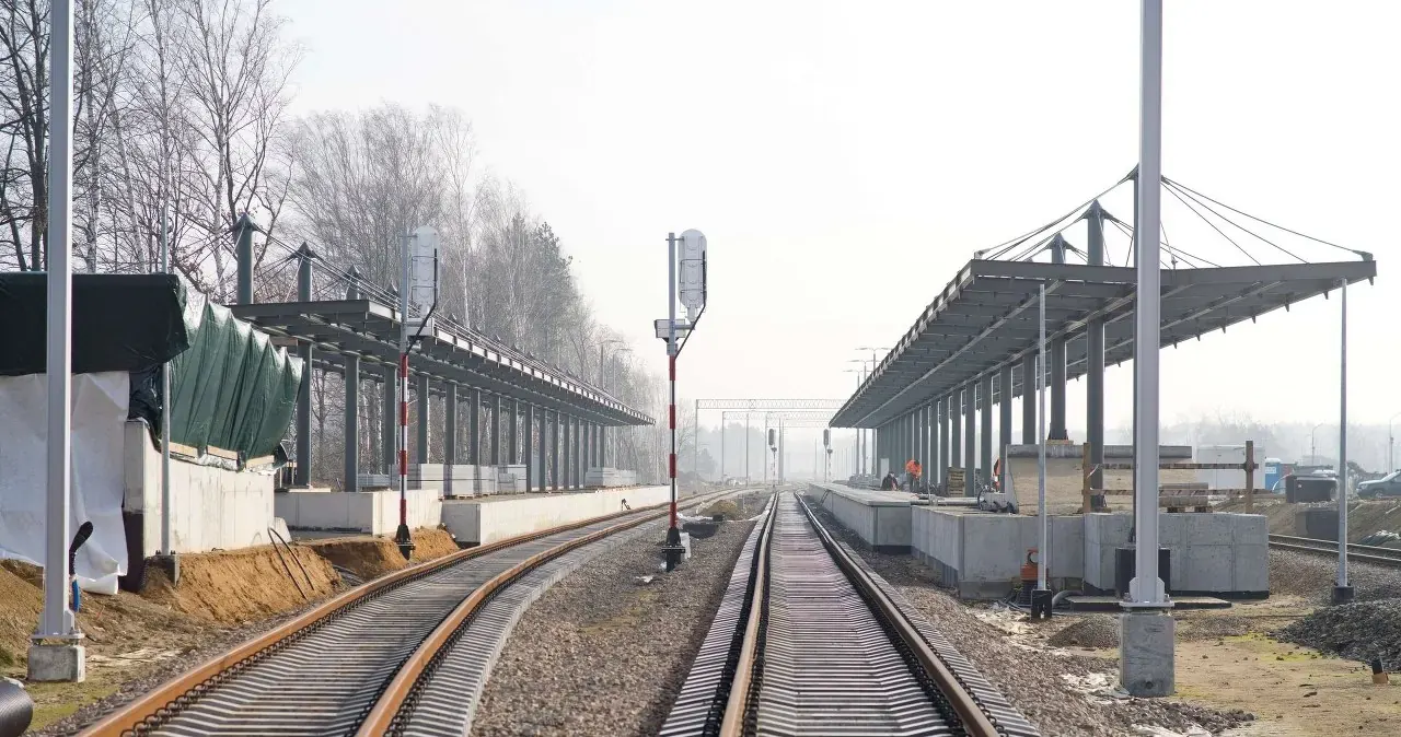 Wizualizacja pociągu dużych prędkości na trasie do Centralnego Portu Komunikacyjnego, nowoczesna infrastruktura kolejowa