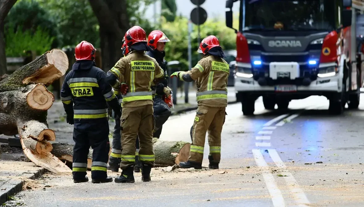 Wichury nad Polską: Ponad 1100 interwencji strażaków i cztery osoby ranne w Reczu