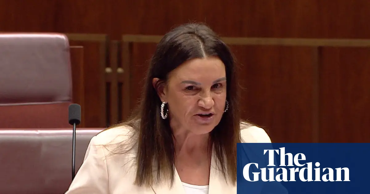 Senator Jacqui Lambie przemawia w australijskim parlamencie podczas debaty o opiece zdrowotnej dla weteranów