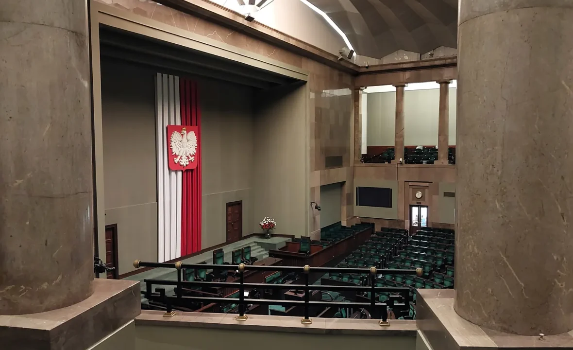 Sondaż IBRiS: Polacy podzieleni w sprawie komisji śledczej ds. Zondacrypto