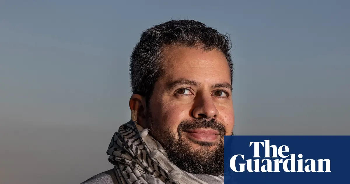 Wasim El-Haj ubrany w palestyńską kefiję