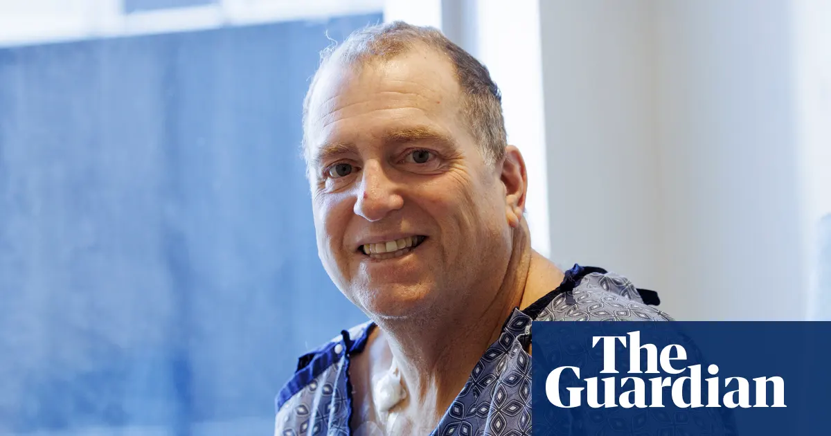 Tim Andrews w sali szpitalnej cztery dni po otrzymaniu genetycznie modyfikowanej nerki od świni w Massachusetts General Hospital.