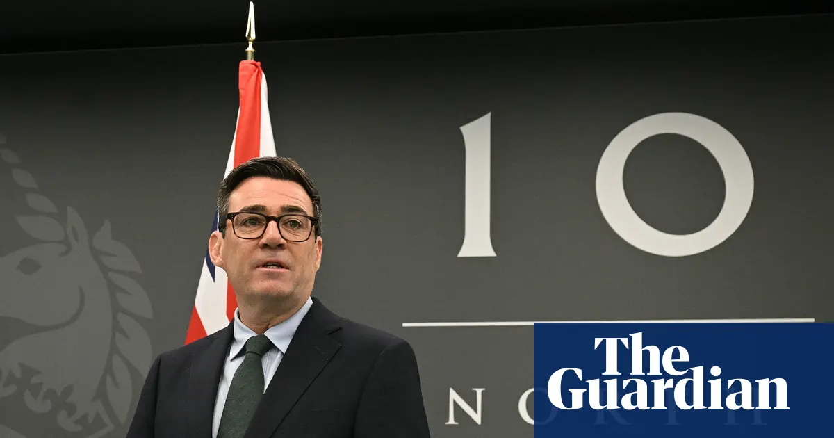 Andy Burnham, premier Wielkiej Brytanii, przemawiający podczas spotkania na temat dewolucji władzy w Anglii