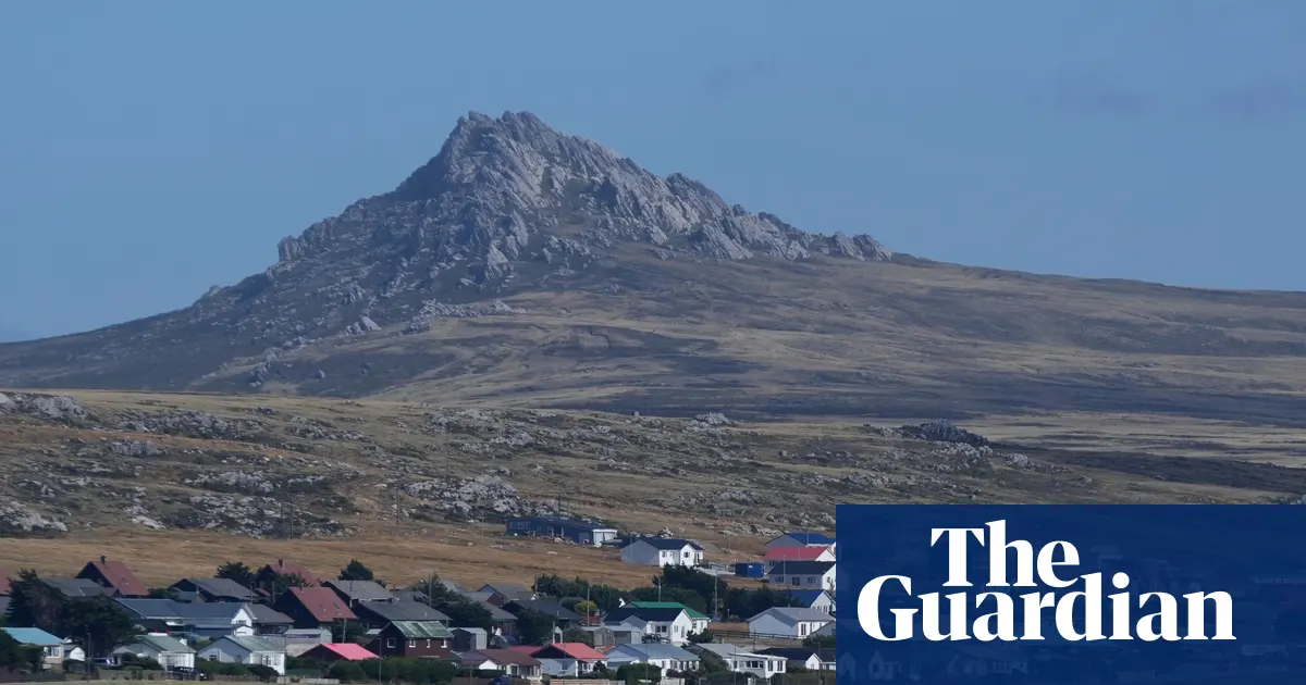 Widok na port w Port Stanley na Falklandach z brytyjską flagą na pierwszym planie, zdjęcie archiwalne